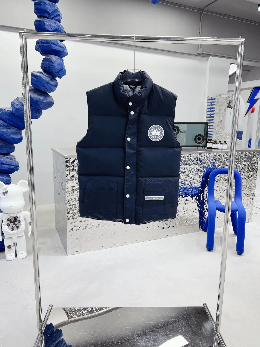 P480 𝗖𝗔𝗡𝗔𝗗𝗔 𝗚𝗢𝗢𝗦𝗘/Canada Goose White Label Glacier Vest Down Jacket Freestyle Vest THEICON This excellent down-filled vest can be freely layered with a variety of clothes, making it a favorite during the changing seasons. It's classic, versatile and provides excellent warmth. The Northern Lights capsule collection is reimagined in rich tones inspired by the stunning colors of Canada's north. The Glacial Haze capsule collection is revamped with a striking and layered color palette that evokes the feeling of being caught in the mist surrounding icebergs and glaciers. The top original replica version refers to the highest version in China (there is no one) (it is a piece of craftsmanship to make a piece of clothing that is ZP when placed in the counter) 1⃣ Made of original custom-made double plain 9500-100% nylon nylon fabric, windproof, waterproof and stain-resistant 2⃣ Filled with national standard Guangzhou Inspection white duck down, the amount of down is more than twice that of ordinary goods.  3⃣The zipper is customized from Yoshida YKK factory, with clear engraving and perfect and smooth texture. 4⃣Collar label, armband, back label, hangtag, complete anti-counterfeiting mark. Color: black, white, mood blue, melted water blue, graphite gray, purple. Size: XS S M L XL XXL